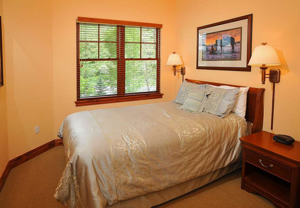 Lodge At Brookside Avon Village Room photo