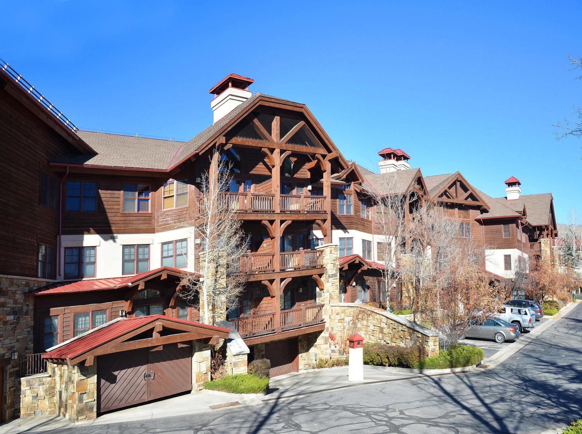Lodge At Brookside Avon Village Exterior photo