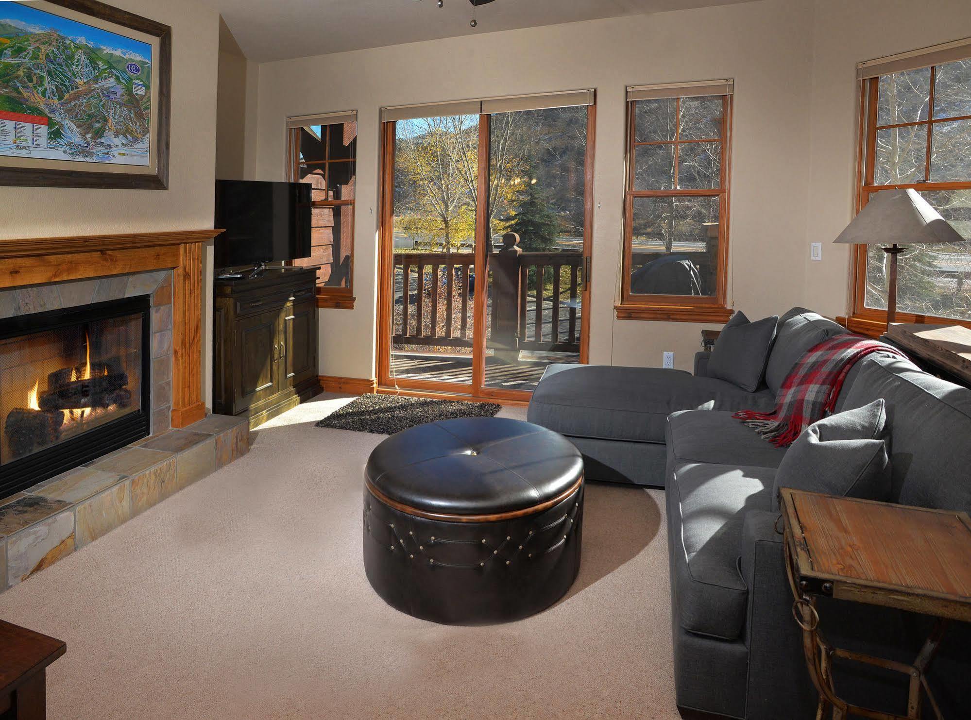 Lodge At Brookside Avon Village Exterior photo